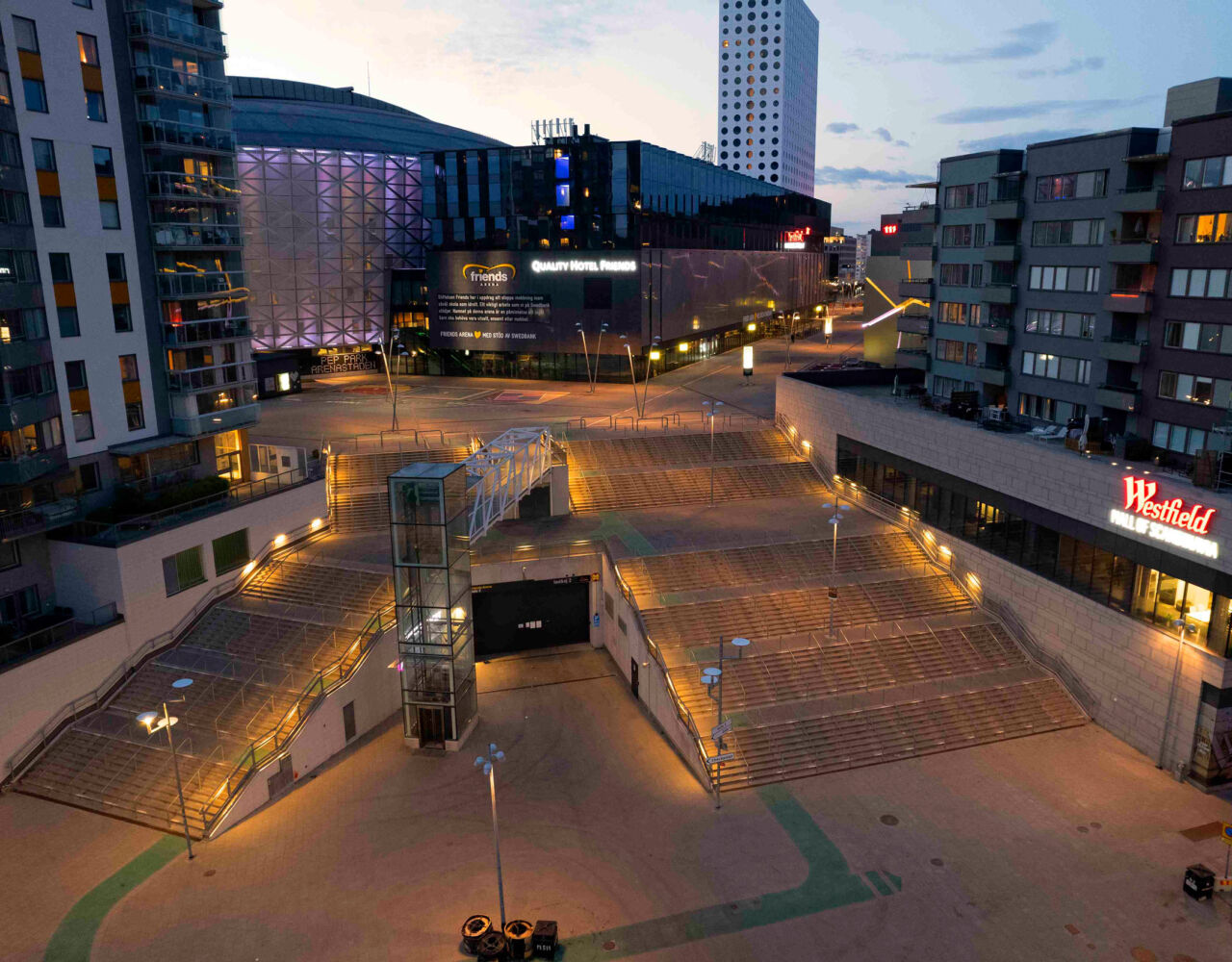 Lutande koniska stolpar, samt rörstolpar med specialarmar, från Moramast, utanför Friends Arena i Solna. Foto: Göran Assner.>
