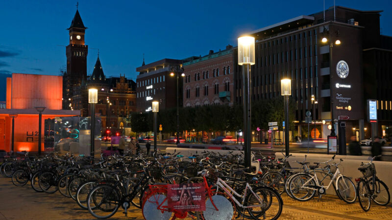 Specialstolpar från Moramast på Kungstorget i Helsingborg. Foto: Göran Assner.