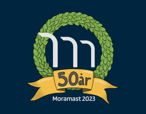 Jubileumslogotyp för Moramast, kransen runt logotypen är illustrerad av Lisa Kriga
