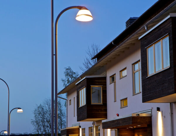 Kundanpassade stolpar från Moramast, i Ursvik, Sundbyberg. Foto: Johan Larsson.