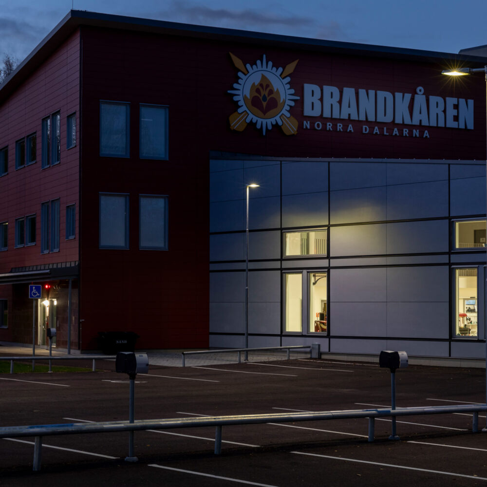 Avtrappade standardstolpar från Moramast, utanför Brandkåren Norra Dalarna i Mora. Foto: Kola Productions.