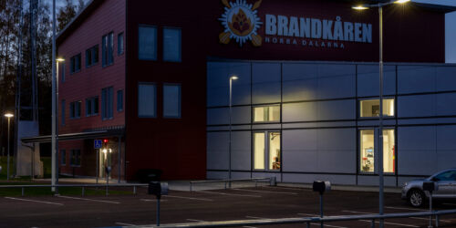 Avtrappade standardstolpar från Moramast, utanför Brandkåren Norra Dalarna i Mora. Foto: Kola Productions.