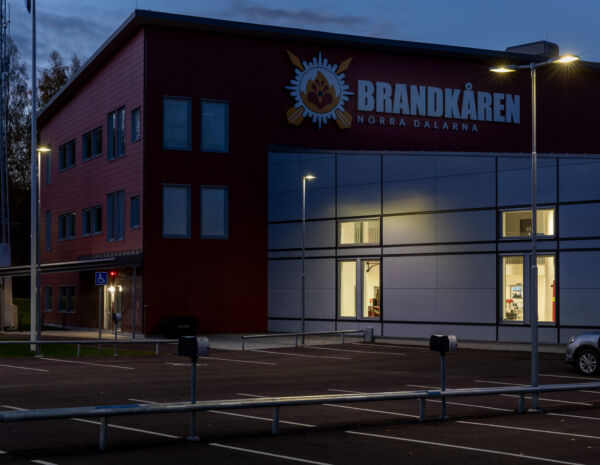 Avtrappade standardstolpar från Moramast, utanför Brandkåren Norra Dalarna i Mora. Foto: Kola Productions.