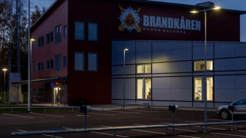 Avtrappade standardstolpar från Moramast, utanför Brandkåren Norra Dalarna i Mora. Foto: Kola Productions.