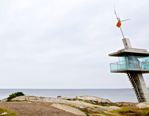 Livräddningstorn med en mast från Moramast, belägen på en strand i Tylösand. Foto: Nils-Olof Wärnsved.