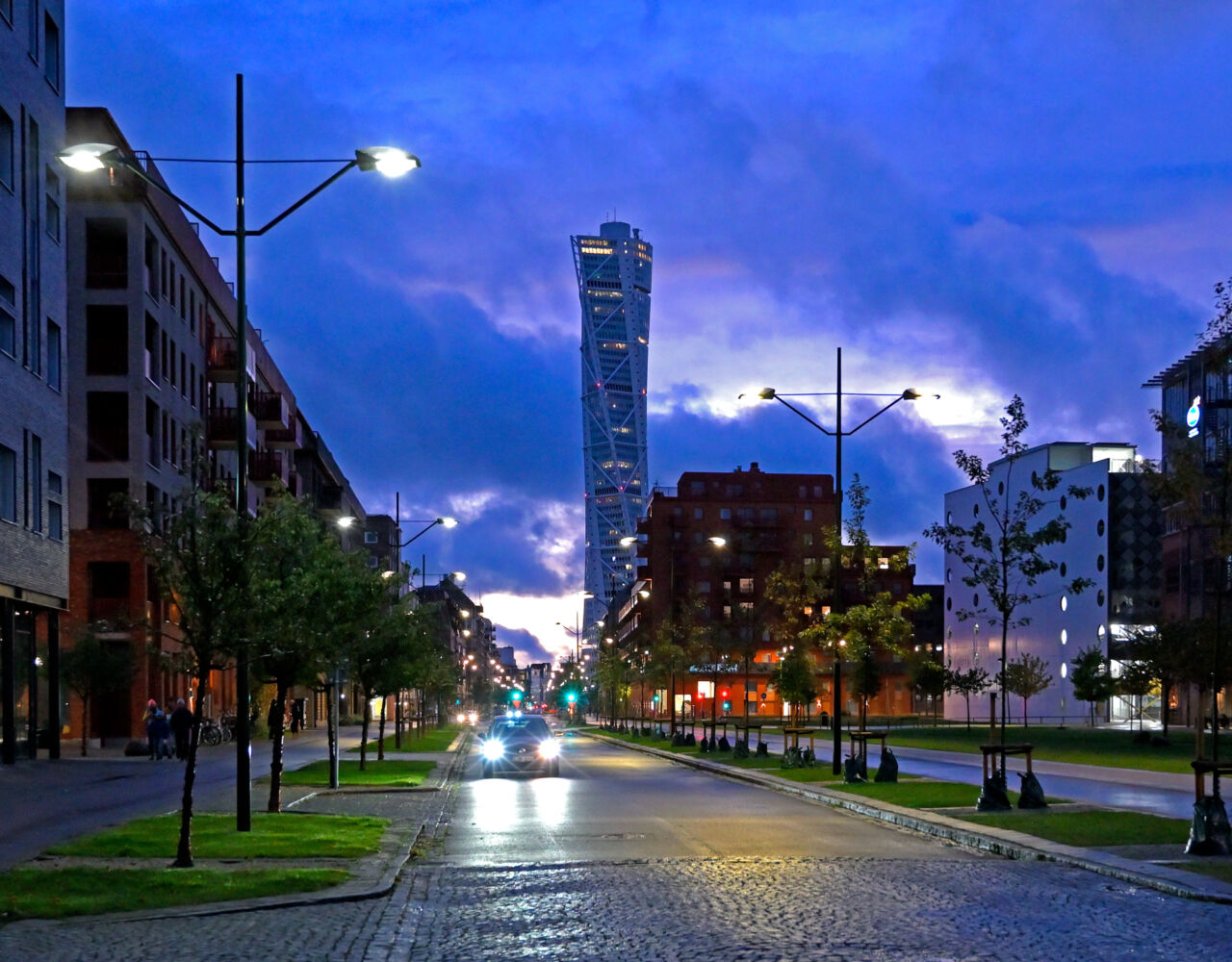 Kundanpassade koniska stolpar från Moramast som står i området Bo01 i Malmö. Med Turning Torso i bakgrunden. Foto: Göran Assner.>