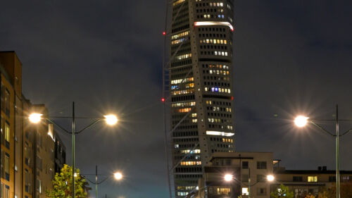 Kundanpassade koniska stolpar från Moramast som står i området Bo01 i Malmö. Med Turning Torso i bakgrunden. Foto: Göran Assner.