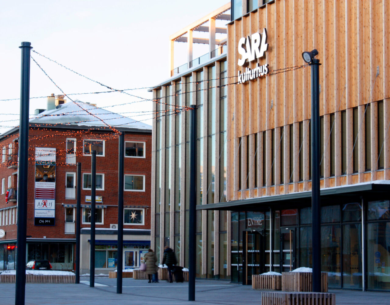 Spännstolpar från Moramast som står utanför Sara Kulturhus i Skellefteå.>