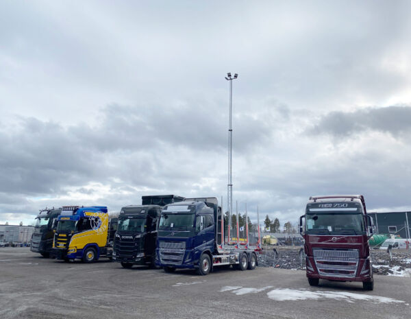 Fackverksmast från Moramast står vid ett antal nya lastbilar, Säffle.