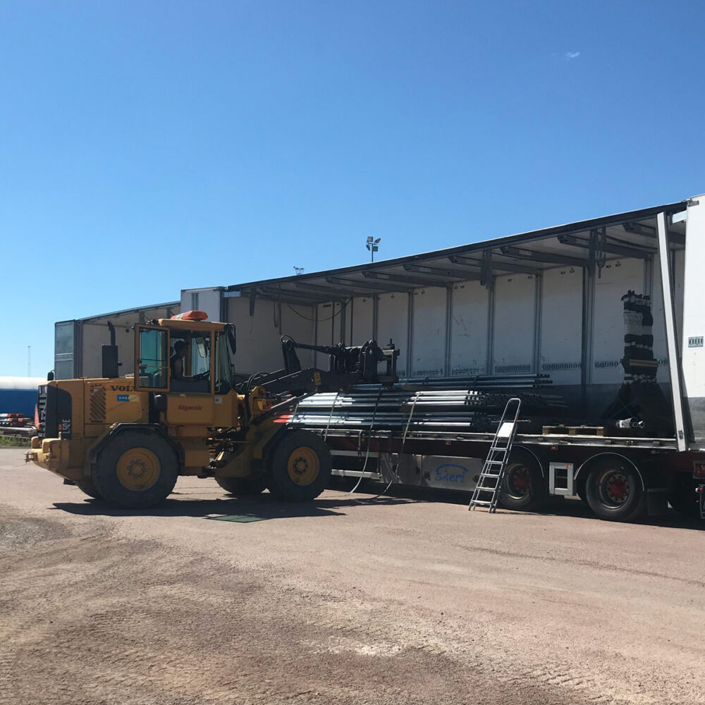 Lastning av lastbild med Moramasts stolpar.