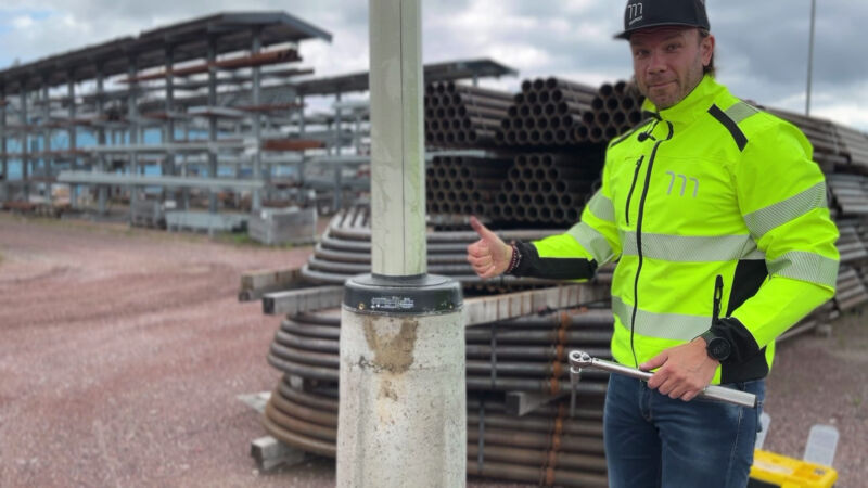 Moramast visar några steg från instruktionerna för montering av Absorbentstolpar.