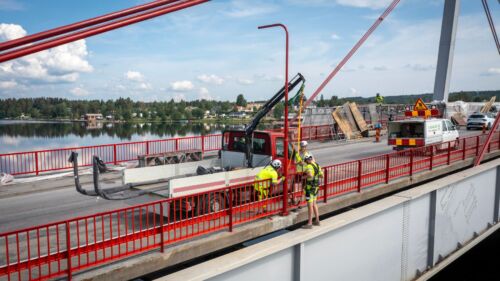 Montering av kundanpassade stolpar från Moramast på Strömsundsbron. Foto: Sten Strömgren.