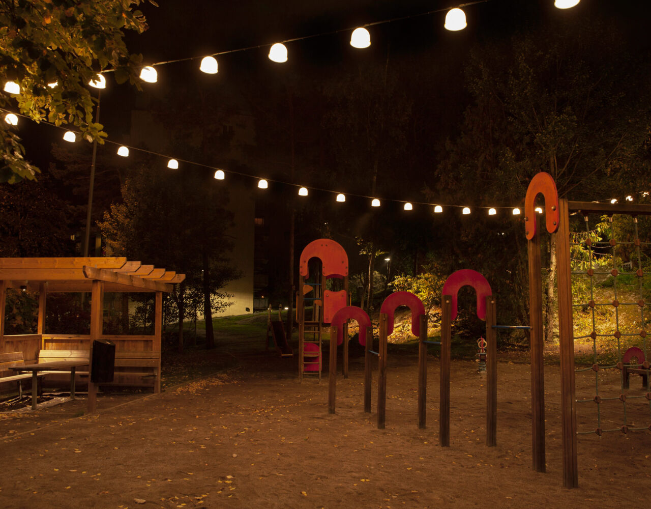 Spännstolpar från Moramast i lekpark i Granängsringen, Tyresö. Foto: Clara Fraenkel, White Arkitekter.>