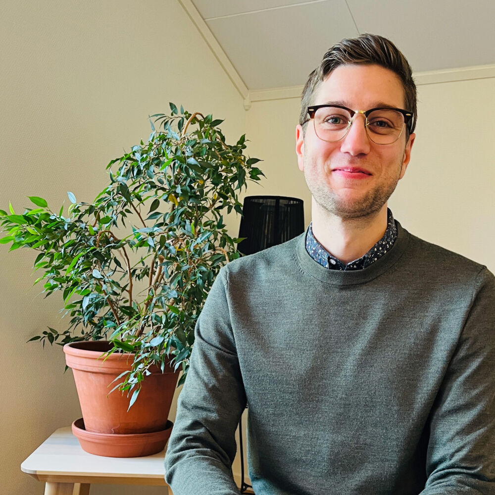 Anders Lassis, ekonomichef, sitter i en soffa hos Moramast