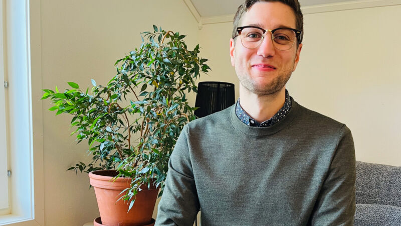 Anders Lassis, ekonomichef, sitter i en soffa hos Moramast