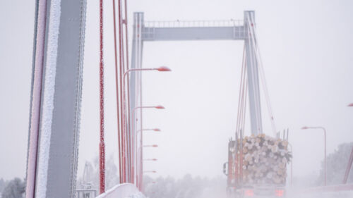 Specialstolpar från Moramast och en timmerbil på Strömsundsbron. Foto: Sten Strömgren, Frilans Norr.