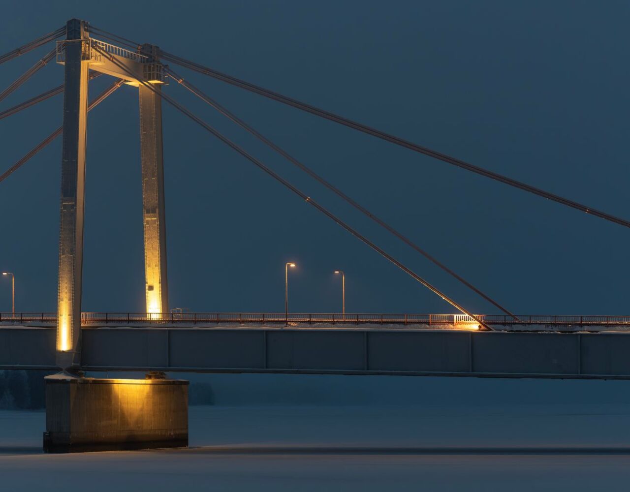 Specialstolpar från Moramast på Strömsundsbron. Foto: Sten Strömgren, Frilans Norr.>