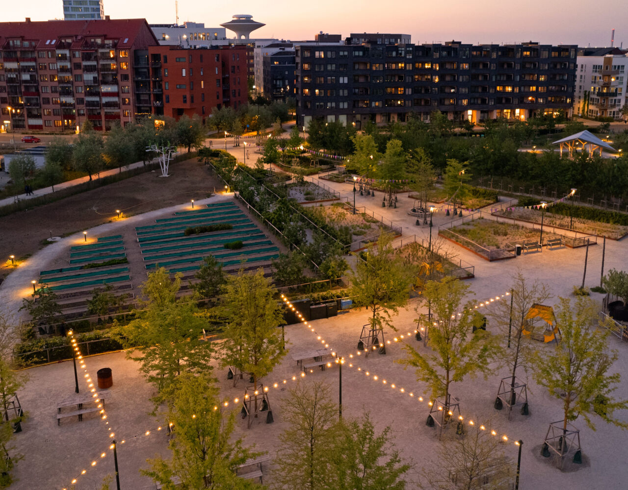 Översiktsbild över norra delen av Hyllievångsparken i Malmö, bland annat med spännstolpar från Moramast. Foto: Göran Assner.>