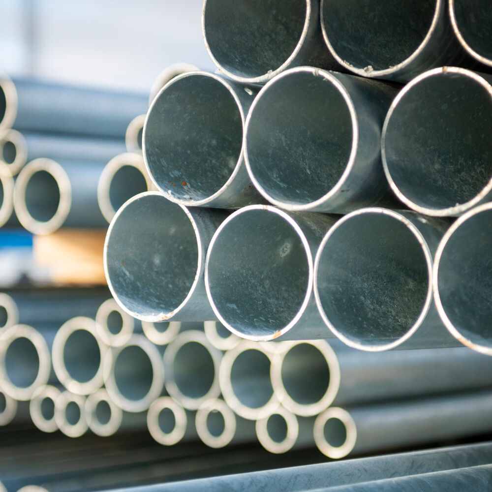 Stålrör ligger i buntar på gården utanför Moramast.