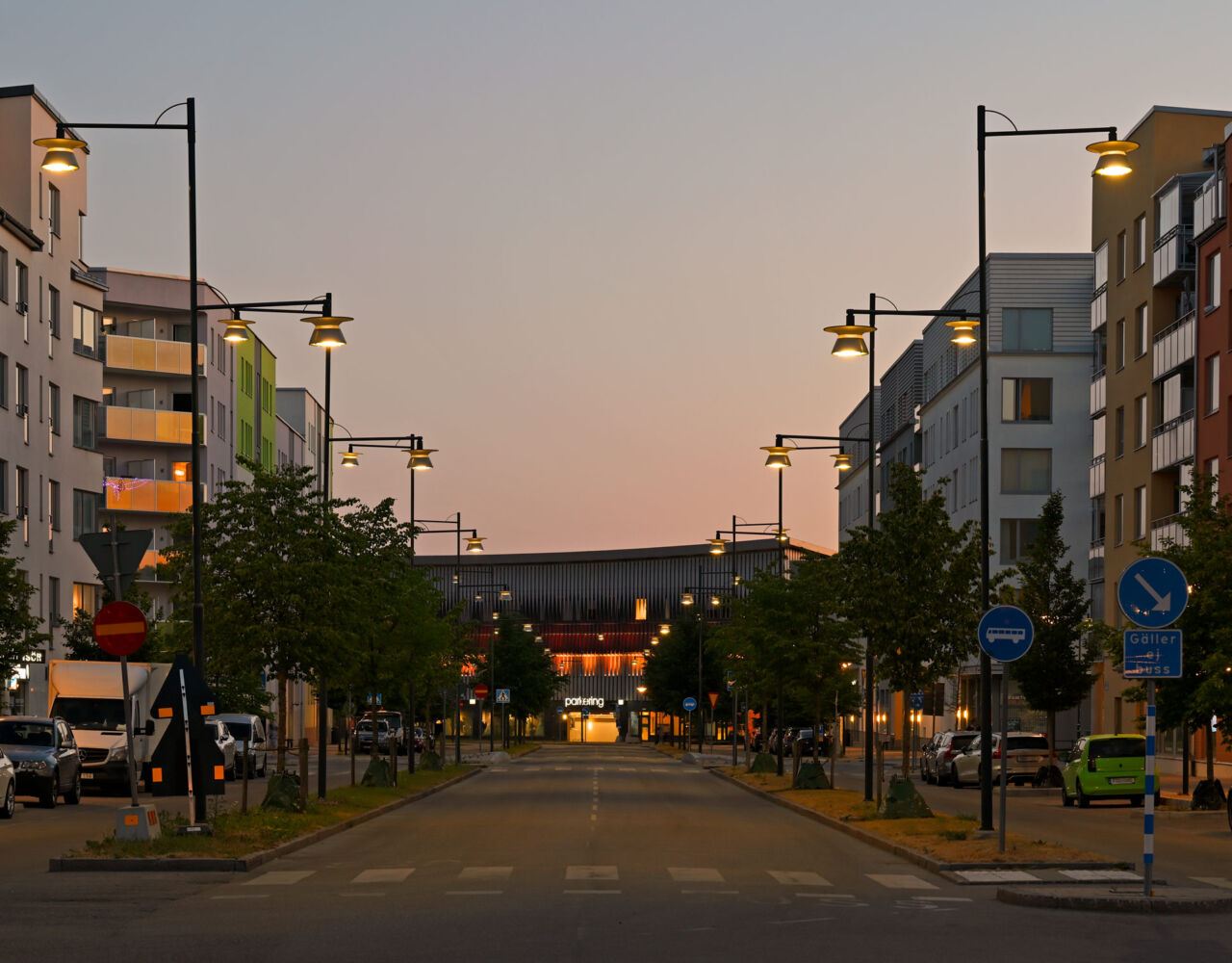 Kundanpassade stolpar från Moramast längs Barkarbyvägen i Barkarbystaden. Foto: Göran Assner.>