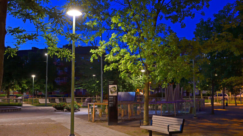 Stolpar från Moramast i Eneborgsplatsen i Helsingborg. Foto: Göran Assner.