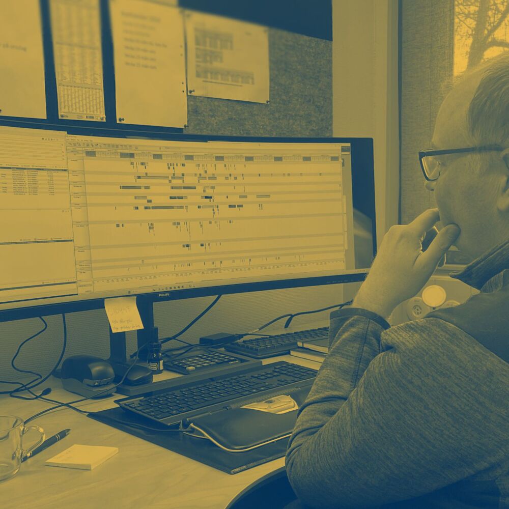 Per Fräs, produktionsplanerare på Moramast, sitter vid datorn och jobbar