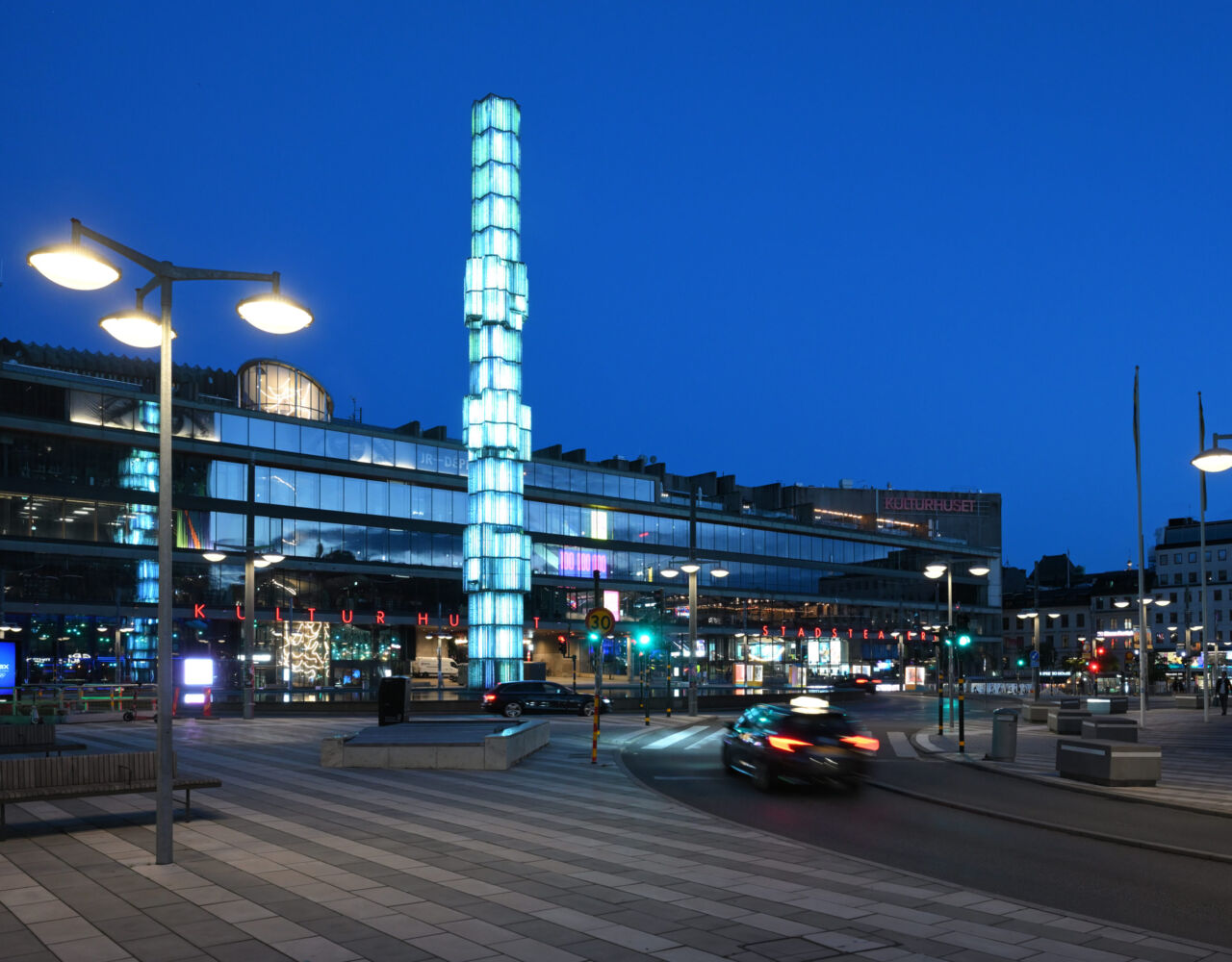 Stolpar och kundanpassade armar från Moramast på Sergels torg. Foto: Göran Assner.>