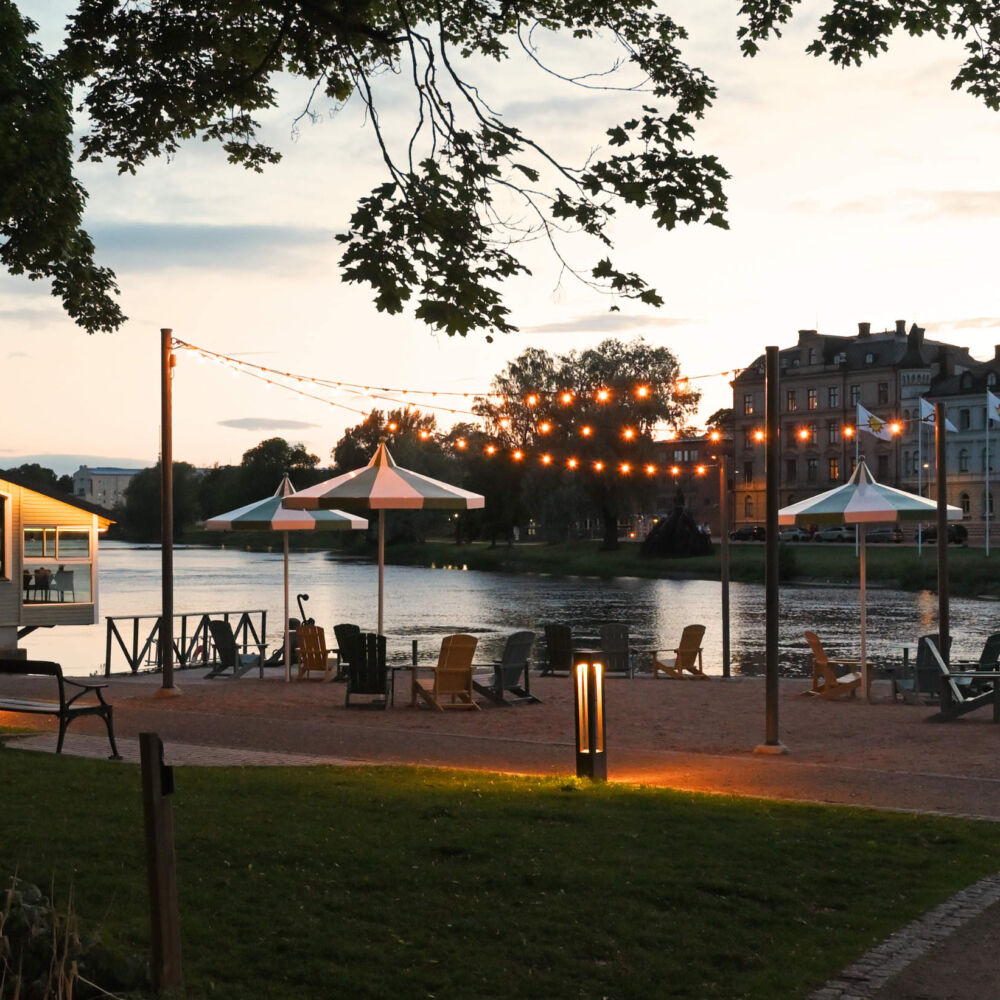 Moramasts spännstolpar i Residensparken, Karlstad. Foto: Göran Assner.