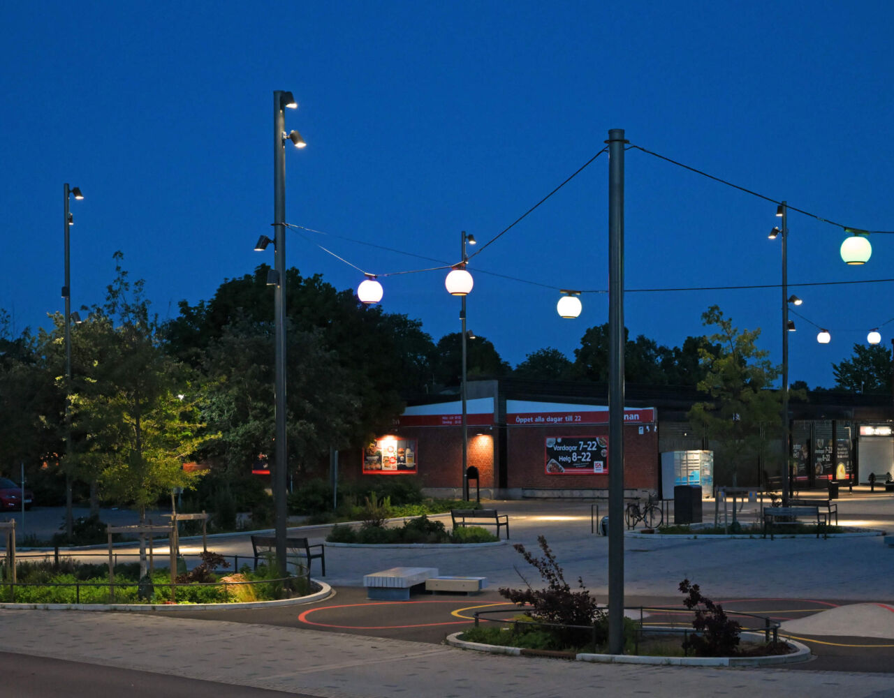 Kundanpassade stolpar, inklusive spännstolpar för linspänd belysning, från Moramast lyser upp Våxnäs torg i Karlstad. Foto: Göran Assner.>