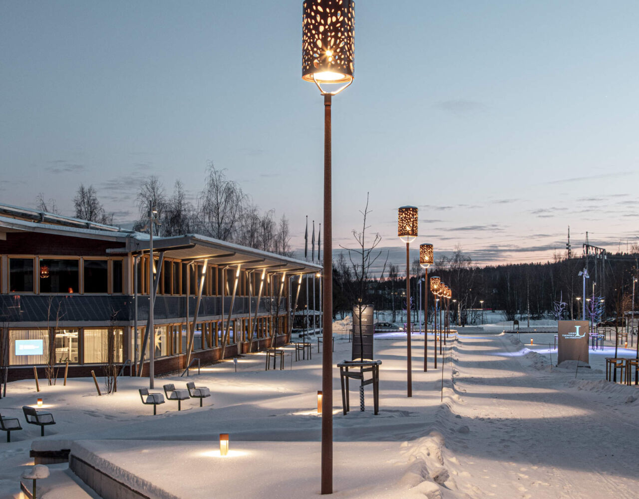 Stolpar från Moramast med armaturer från Ateljé Lyktan, på Campus Luleå. Foto: Johan Larsson.>