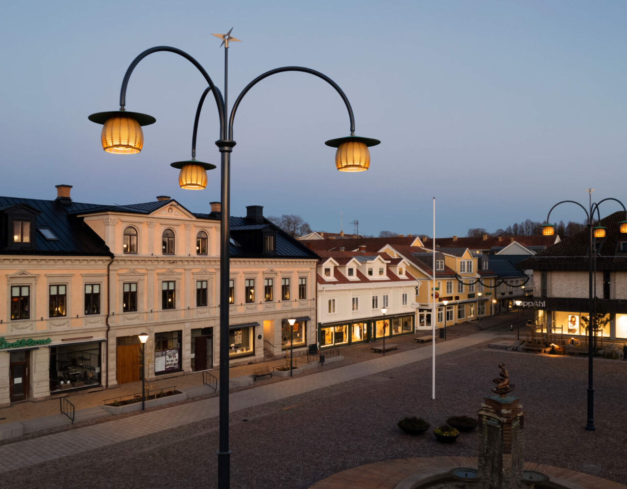 Solitärstolpar från Moramast på Stora torget i Falköping. Foto: Göran Assner.>