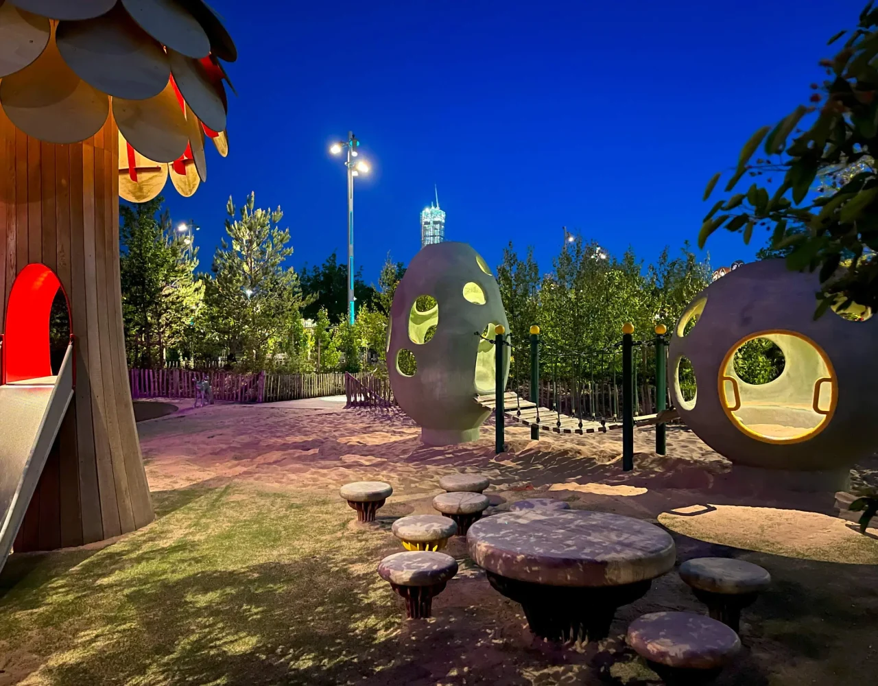 Stolpar från Moramast i Lek- och Lärparken. Foto: Parviz Dadgostar.>
