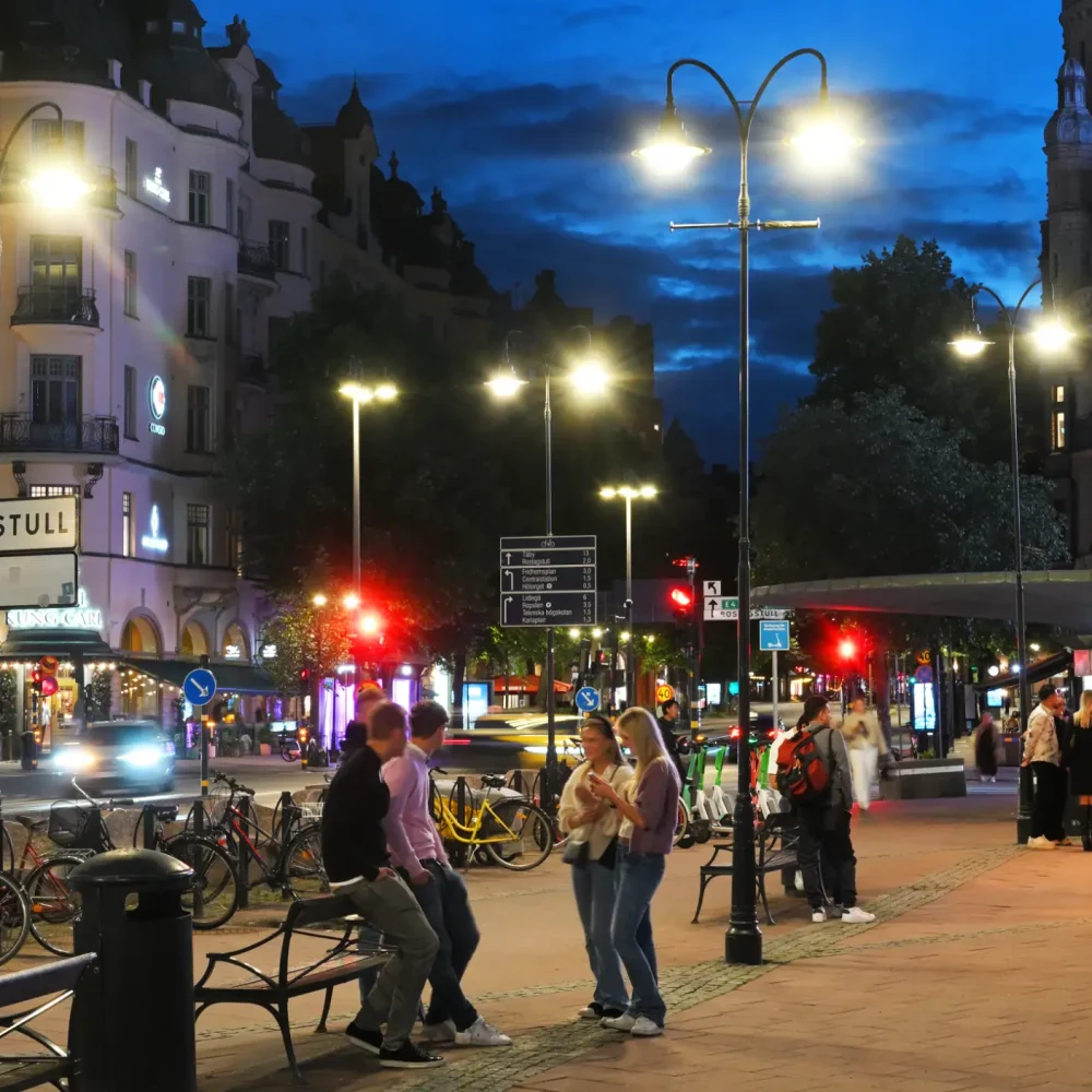 Kväll på Stureplan, människor står i grupper och pratar. Foto: Göran Assner.