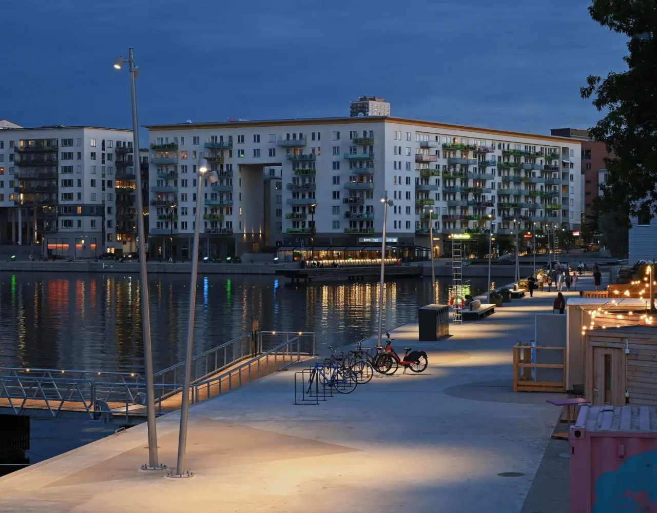 Lutande stolpar från Moramast längs kajen i Marievik, Stockholm. Foto: Göran Assner.>