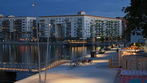 Lutande stolpar från Moramast längs kajen i Marievik, Stockholm. Foto: Göran Assner.